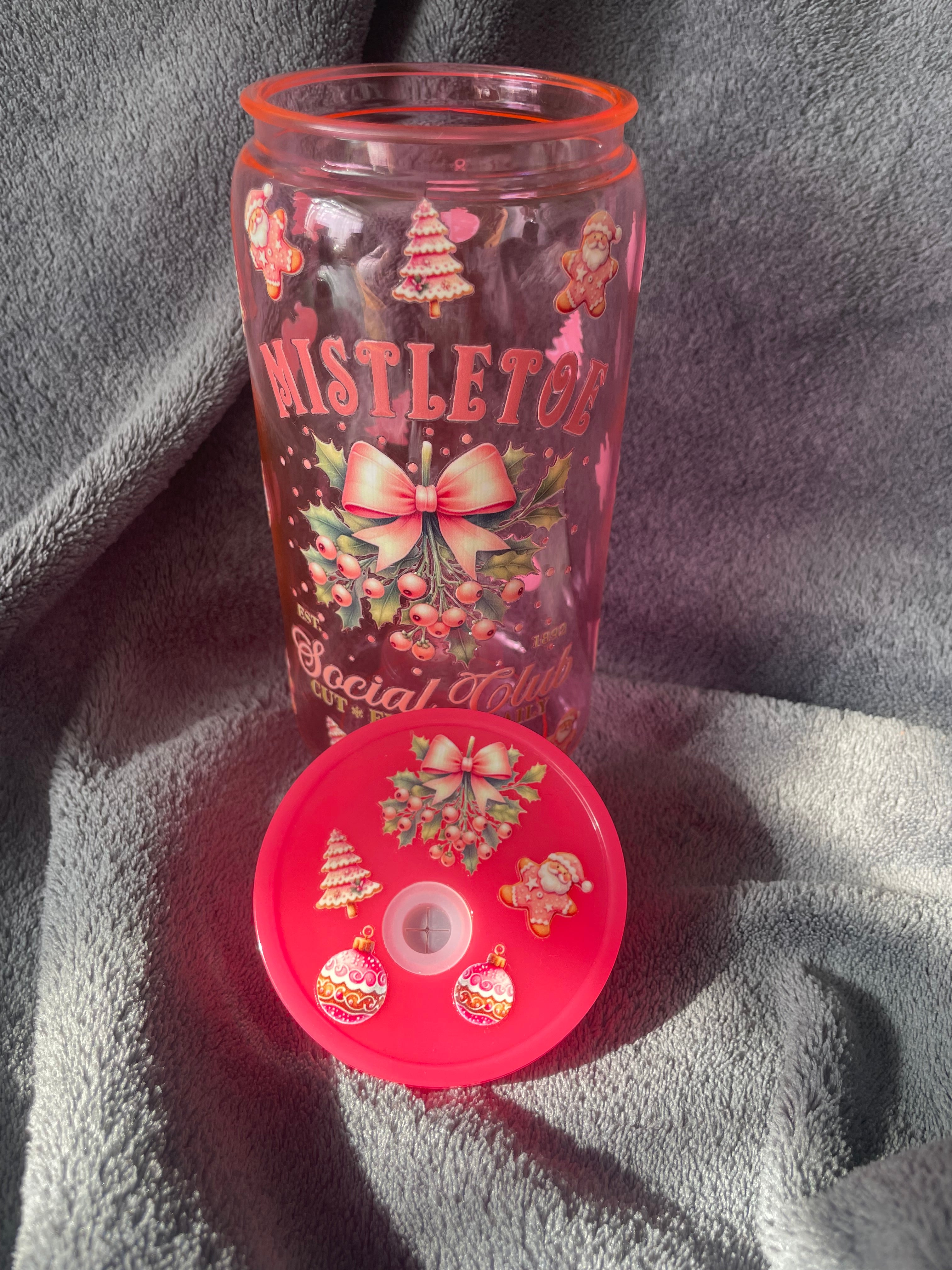 🎄 Handmade Christmas Glass Cup with Lid – Festive Holiday Drinkware 🎄